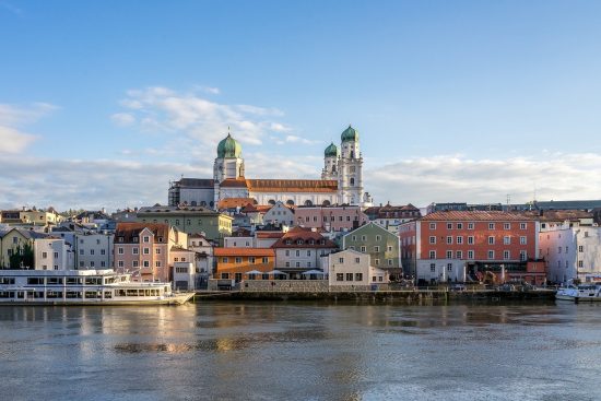 découvrez l'europe, un continent riche en culture, histoire et diversité. explorez ses paysages magnifiques, ses capitales vibrantes et ses traditions uniques. partez à l'aventure à travers les merveilles européennes et laissez-vous séduire par ses nombreuses facettes.