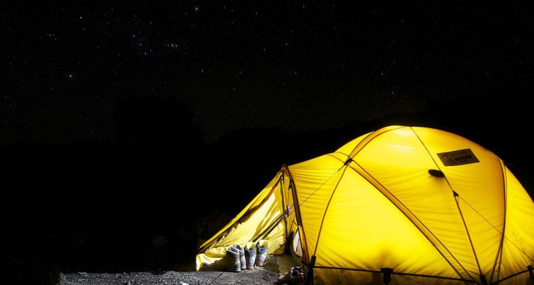 découvrez le plaisir du wild camping : une aventure authentique en pleine nature, loin des sentiers battus. apprenez à vous installer en autonomie, à respecter l'environnement et à profiter de moments inoubliables au cœur de paysages époustouflants.