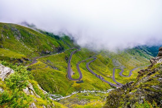 découvrez des itinéraires alternatifs fascinants pour explorer des destinations inoubliables. évitez les sentiers battus et plongez dans des expériences uniques qui vous rapprocheront de la culture locale. trouvez la meilleure façon de voyager hors des routes classiques.