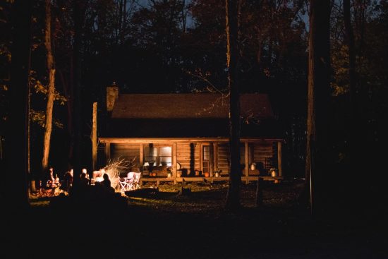 découvrez le plaisir du camping en pleine nature ! profitez d'aventures en plein air, d'activités en famille et de moments de détente sous les étoiles. que vous soyez amateur de randonnée, de baignade ou de feux de camp, notre guide vous aidera à choisir le meilleur emplacement pour un séjour inoubliable.
