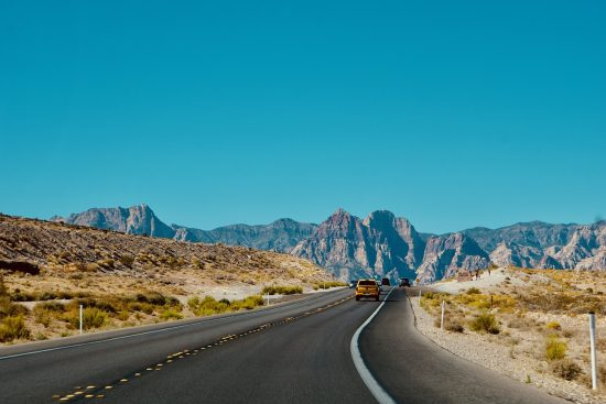 découvrez l'aventure ultime des road trips à moto : des itinéraires pittoresques, des conseils de sécurité et des destinations incontournables pour les passionnés de motos. embarquez pour des balades inoubliables sur les routes les plus spectaculaires.
