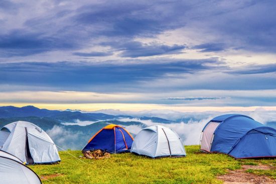 découvrez l'aventure du wild camping, une expérience unique en pleine nature. apprenez à vous installer en toute autonomie, à respecter l'environnement et à profiter d'un cadre sauvage pour des nuits inoubliables sous les étoiles.