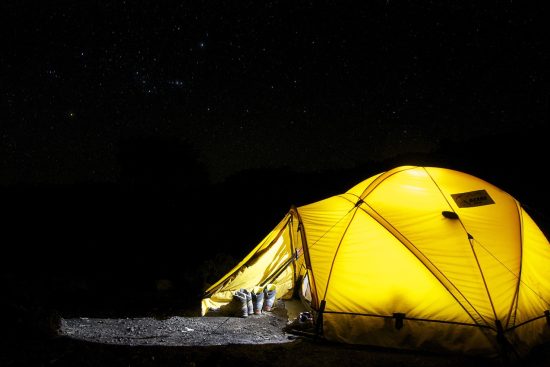 découvrez le wild camping, une expérience unique en pleine nature, loin des campings traditionnels. apprenez à tisser un lien avec l'environnement, à respecter la faune et la flore, et à profiter de nuits en plein air sous les étoiles. parfait pour les amoureux d'aventure et de déconnexion.