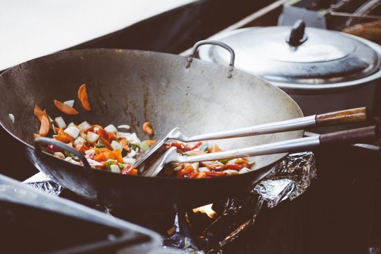 découvrez l'art de la cuisine à travers le monde avec notre guide de voyages culinaires. explorez des destinations exotiques, savourez des plats traditionnels et apprenez des recettes locales tout en voyageant. un véritable voyage des sens qui éveillera votre passion pour la gastronomie.