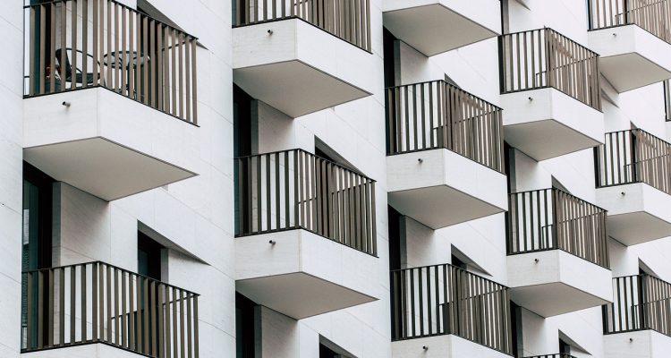 découvrez le concept d'échange de maison, une solution idéale pour voyager à moindre coût tout en profitant de l'authenticité d'un nouveau lieu. échangez votre maison tout en découvrant de nouvelles cultures et modes de vie, le tout en toute sécurité et convivialité.