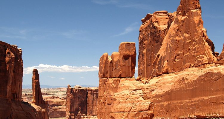 découvrez la beauté naturelle des parcs nationaux, refuges d'une biodiversité exceptionnelle, offrant des paysages à couper le souffle et des aventures inoubliables en pleine nature.