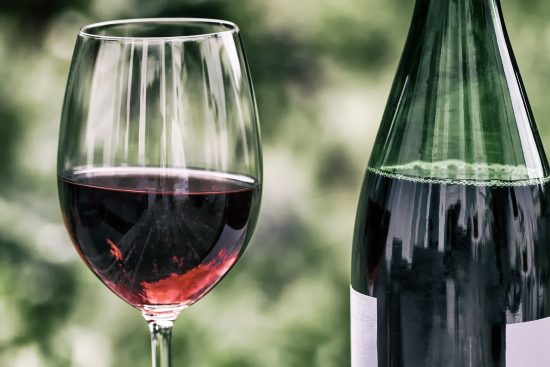 découvrez l'univers fascinant du vin : des terroirs renommés aux cépages uniques, explorez les conseils de dégustation, les accords mets-vins et tout ce qu'il faut savoir pour apprécier chaque gorgée.