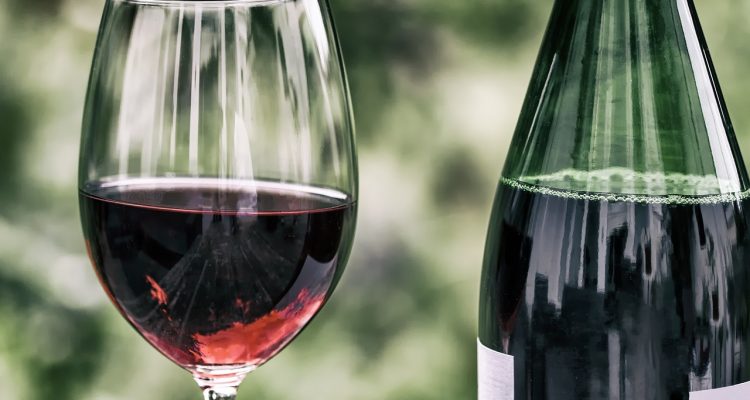 découvrez l'univers fascinant du vin : des terroirs renommés aux cépages uniques, explorez les conseils de dégustation, les accords mets-vins et tout ce qu'il faut savoir pour apprécier chaque gorgée.